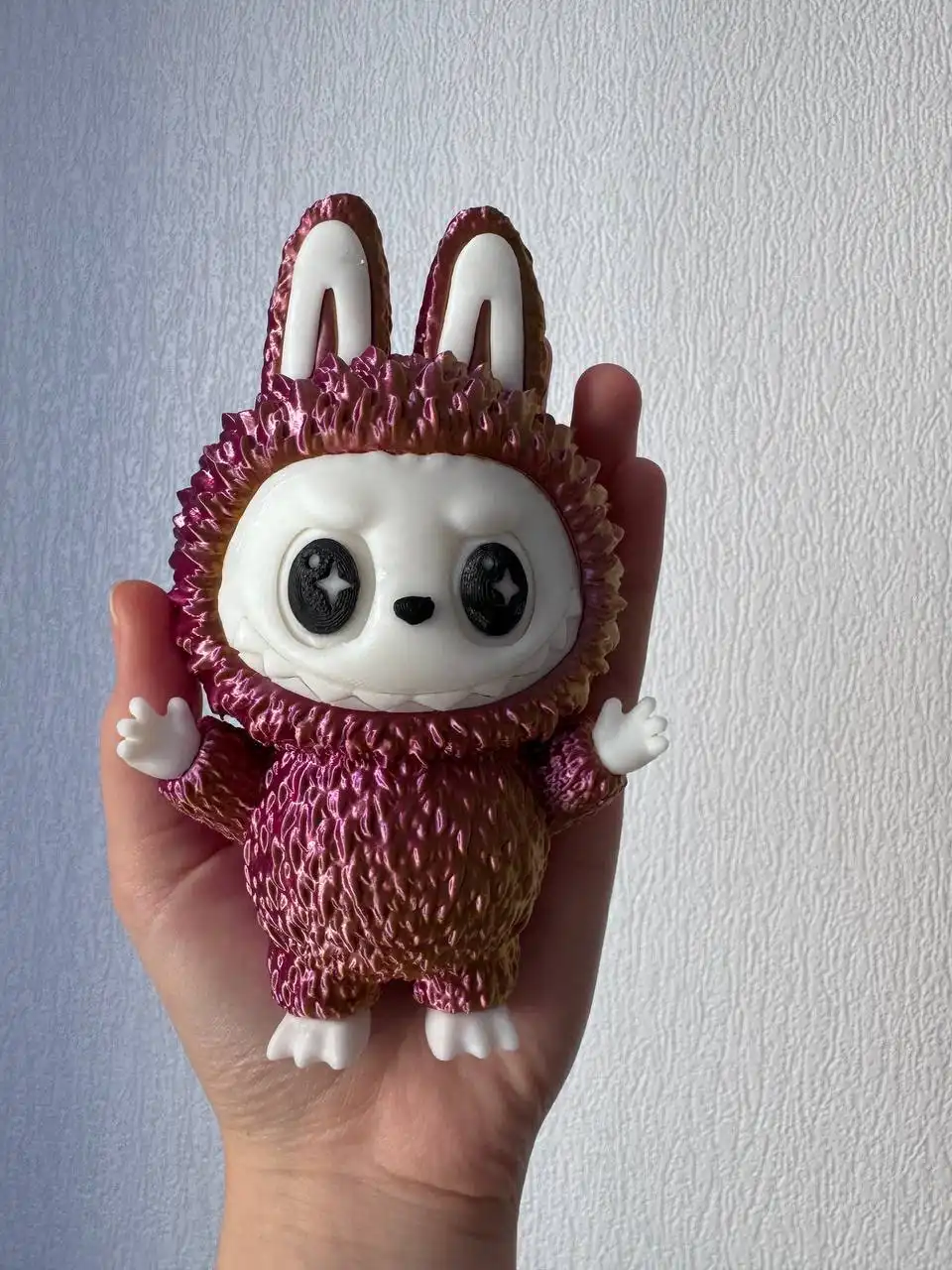 Игрушки на елку и статуэтка красного коня