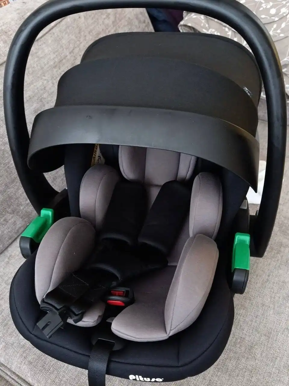 Продажа автолюльки Pituso Baesa с адаптерами