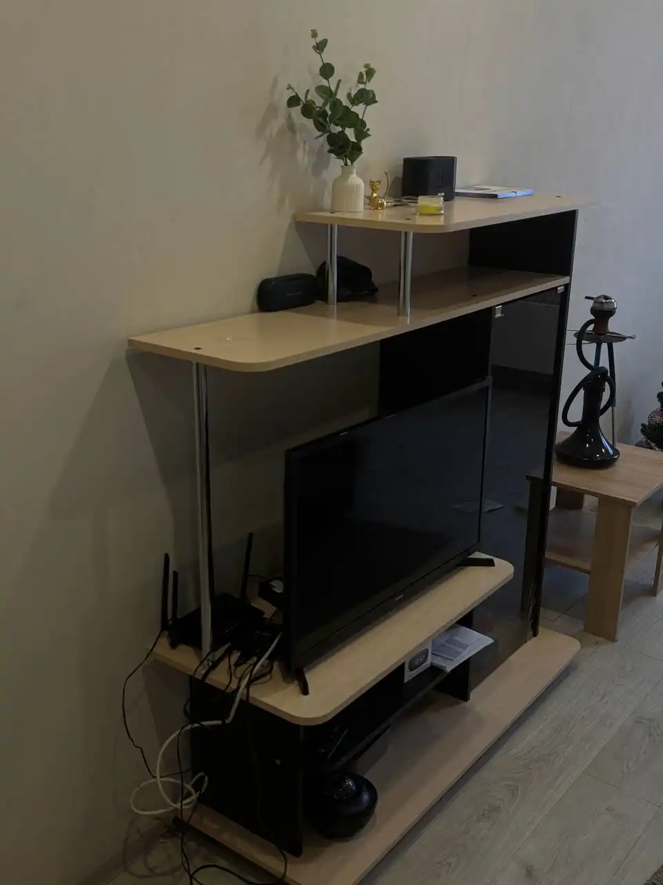 Тумба под ТВ деревянная бежевая со стеклом