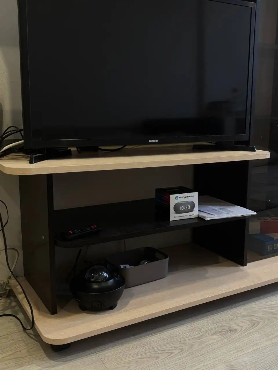 Тумба под ТВ деревянная бежевая со стеклом