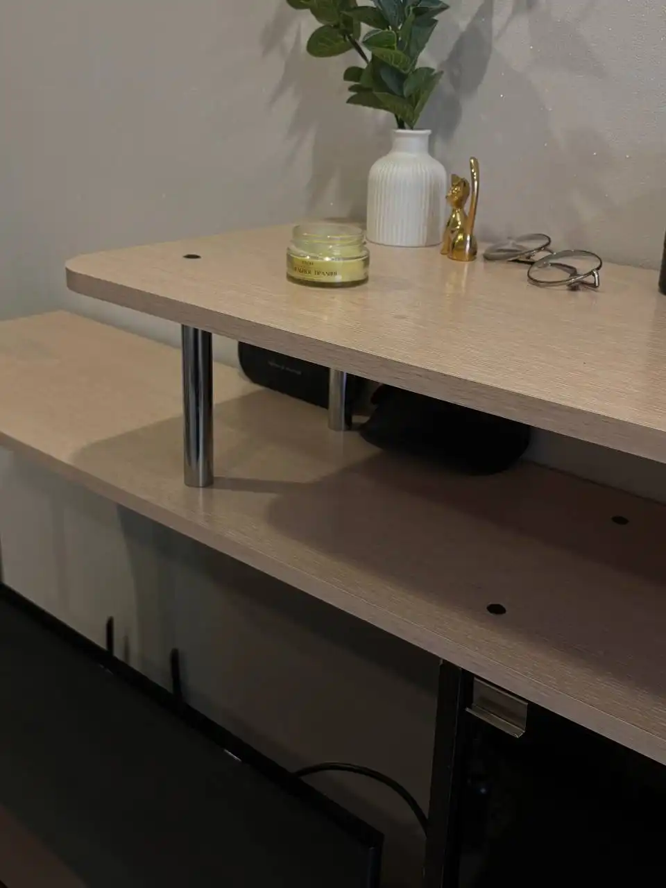 Тумба под ТВ деревянная бежевая со стеклом