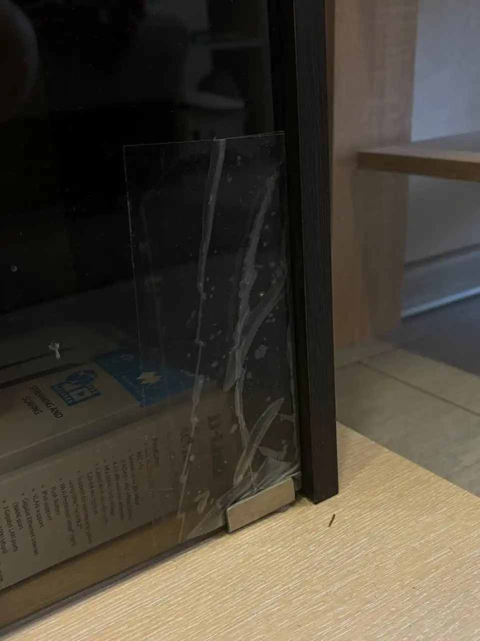 Тумба под ТВ деревянная бежевая со стеклом