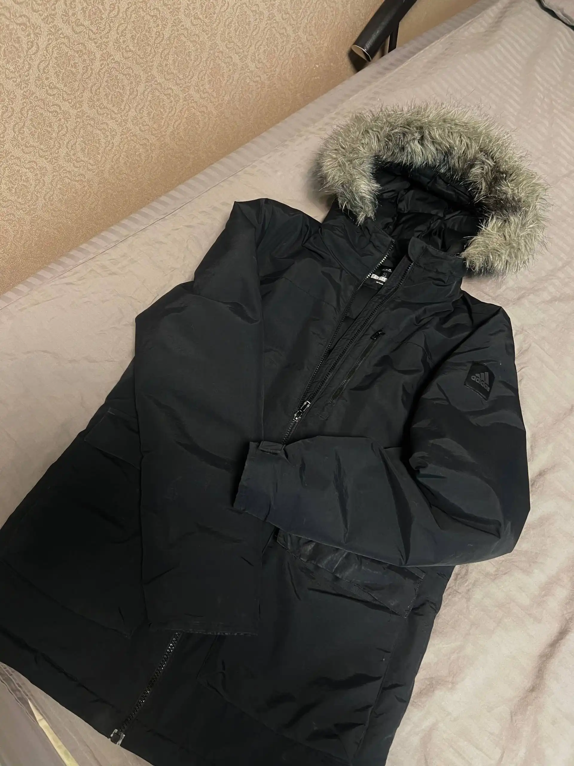 Продажа зимней одежды: пуховики, свитеры, куртки