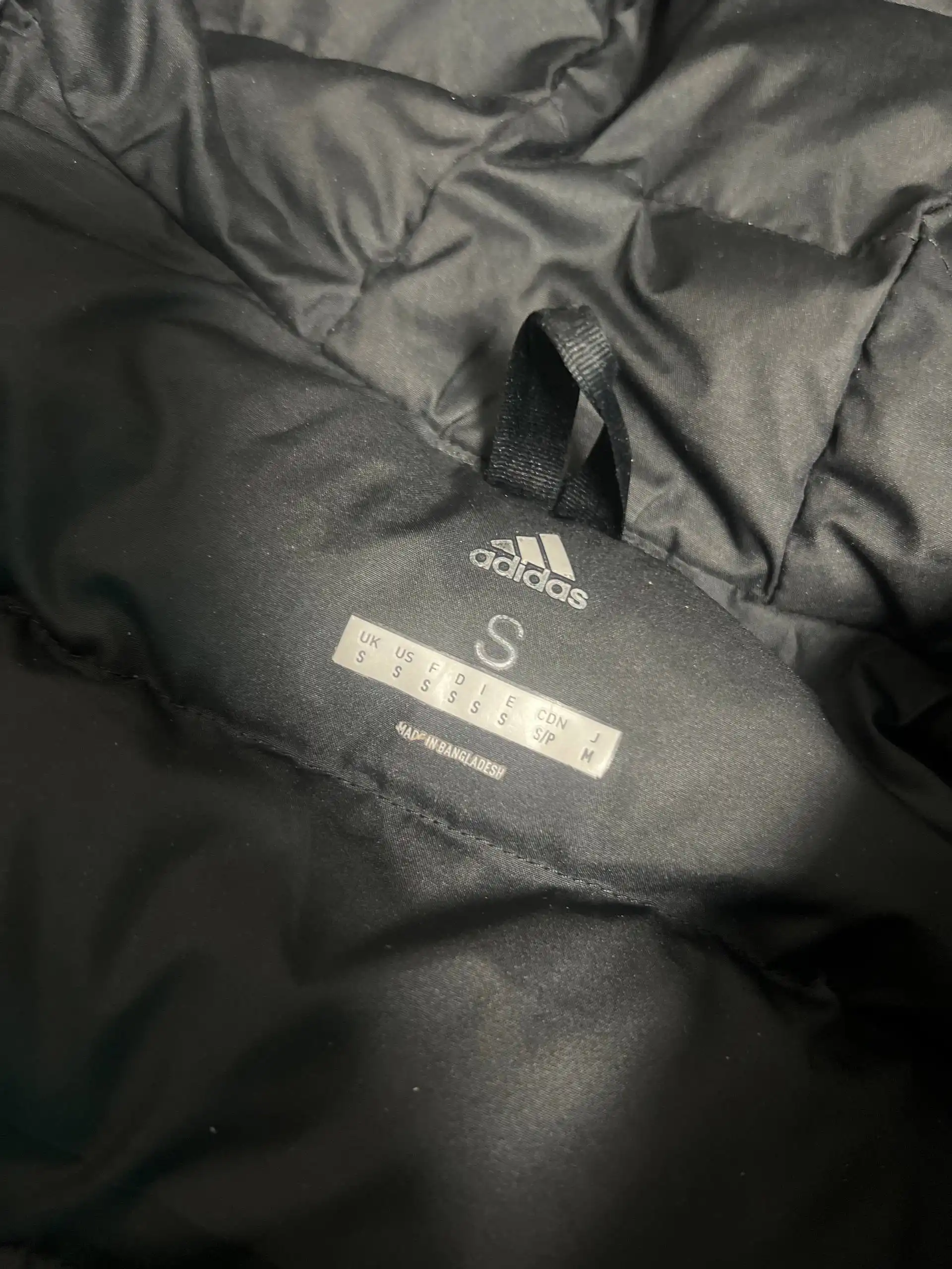 Продажа зимней одежды: пуховики, свитеры, куртки