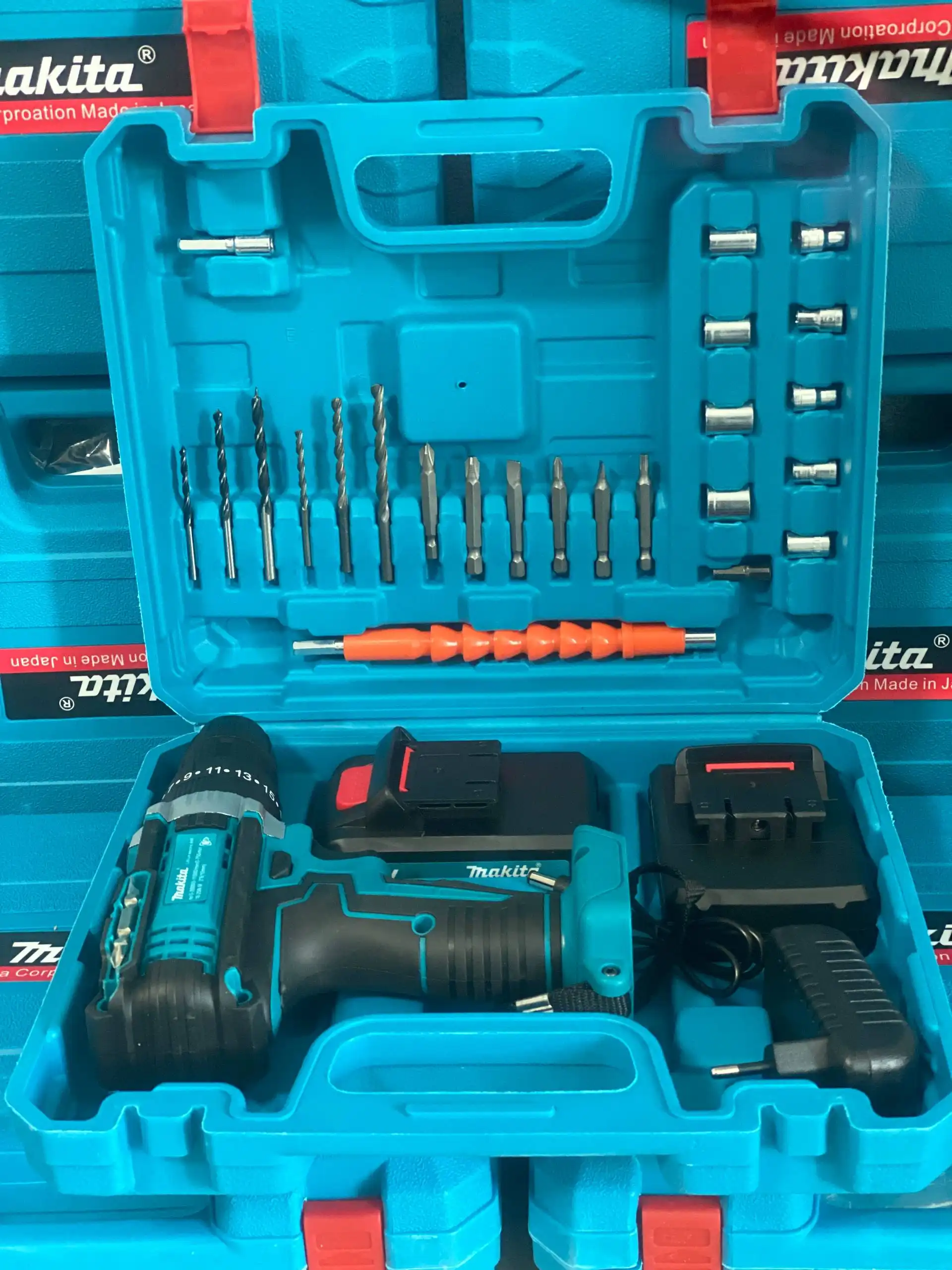 Шуруповёрт аккумуляторный с комплектацией