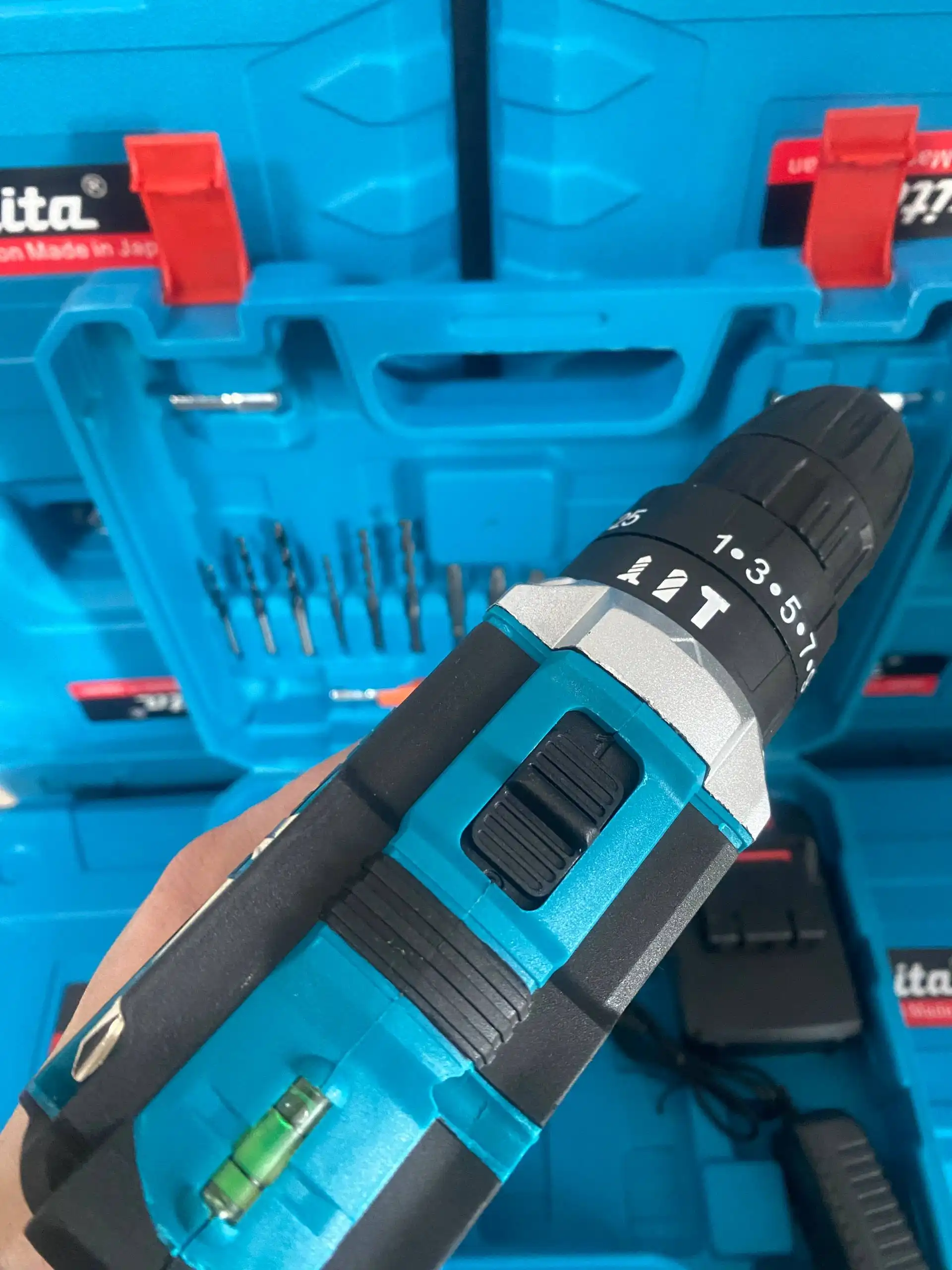 Шуруповёрт аккумуляторный с комплектацией