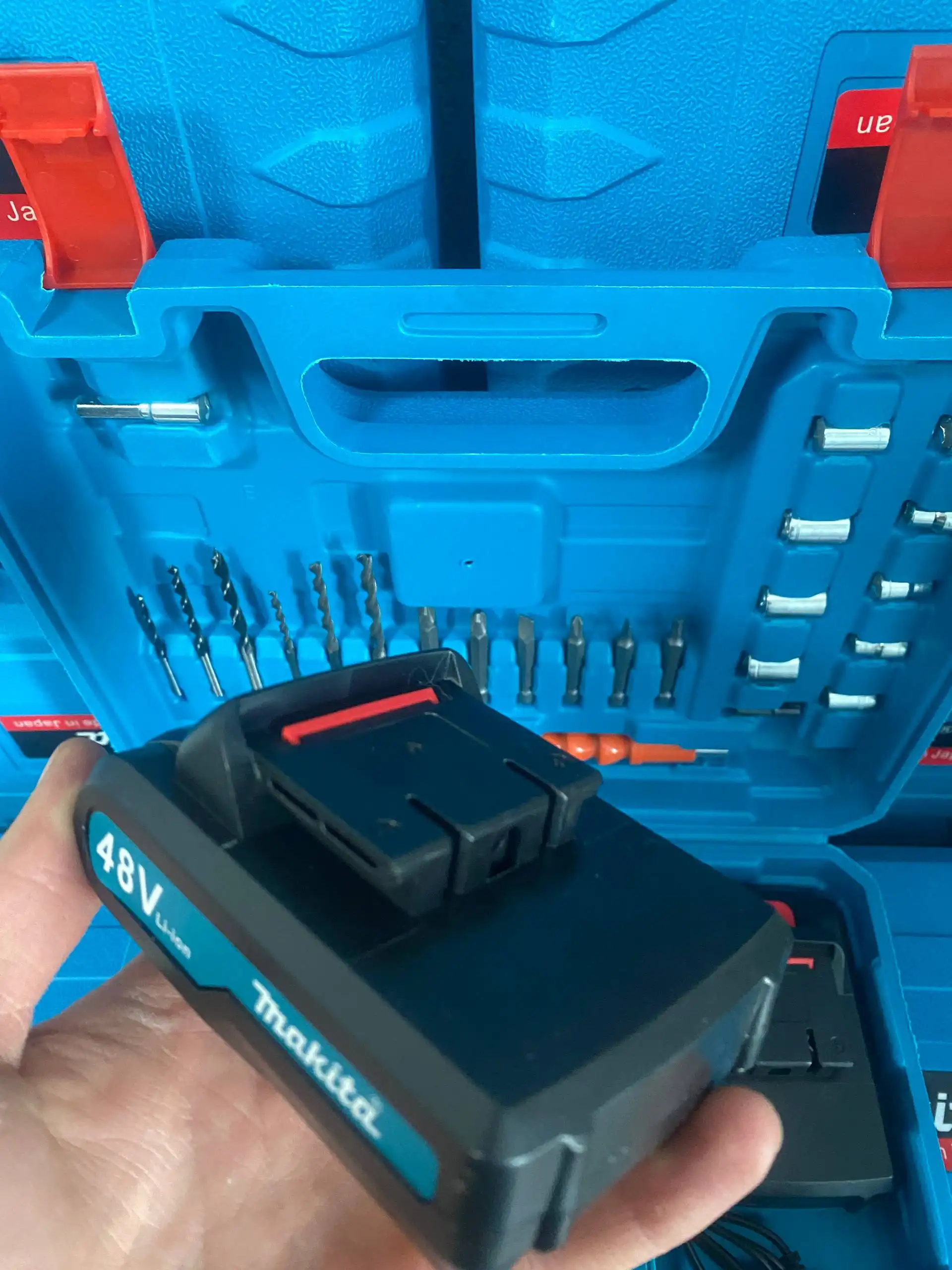 Шуруповёрт аккумуляторный с комплектацией