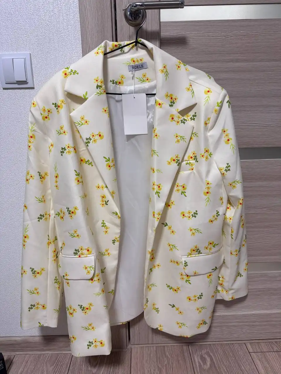Пиджак в цветочек новый с этикеткой размер L - Верхняя одежда (Одежда) в Екатеринбург
