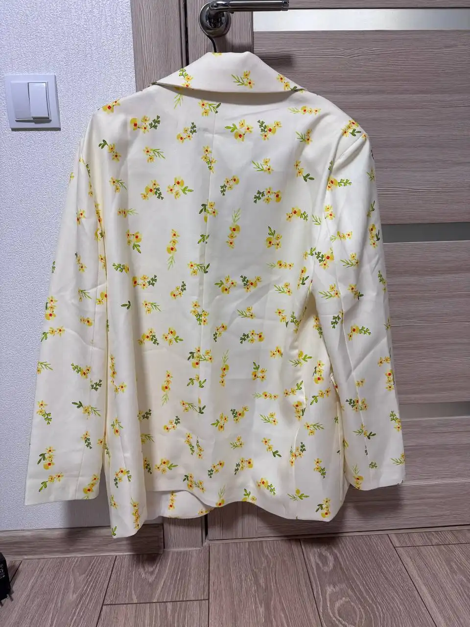 Пиджак в цветочек новый с этикеткой размер L - Верхняя одежда (Одежда) в Екатеринбург