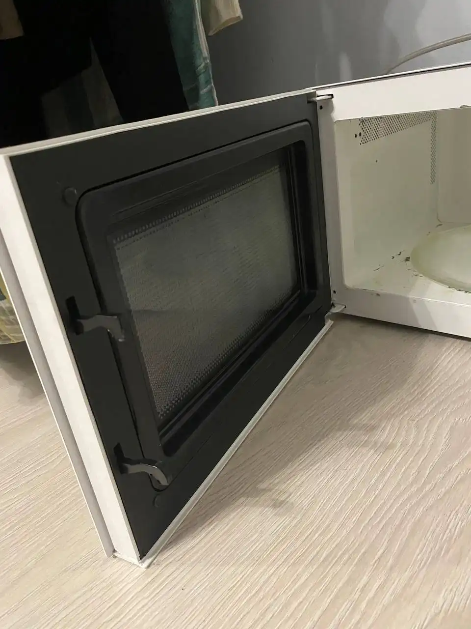 Продам микроволновую печь Samsung с неработающей панелью управления - Бытовая техника (Электроника) в Екатеринбург