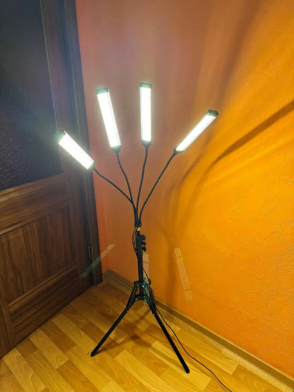 Напольный LED светильник с четырьмя регулируемыми лампами - Освещение (Для дома и дачи) в Екатеринбург