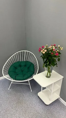 Стильное кресло из ротанга и журнальный стол - Бытовая техника в Екатеринбург