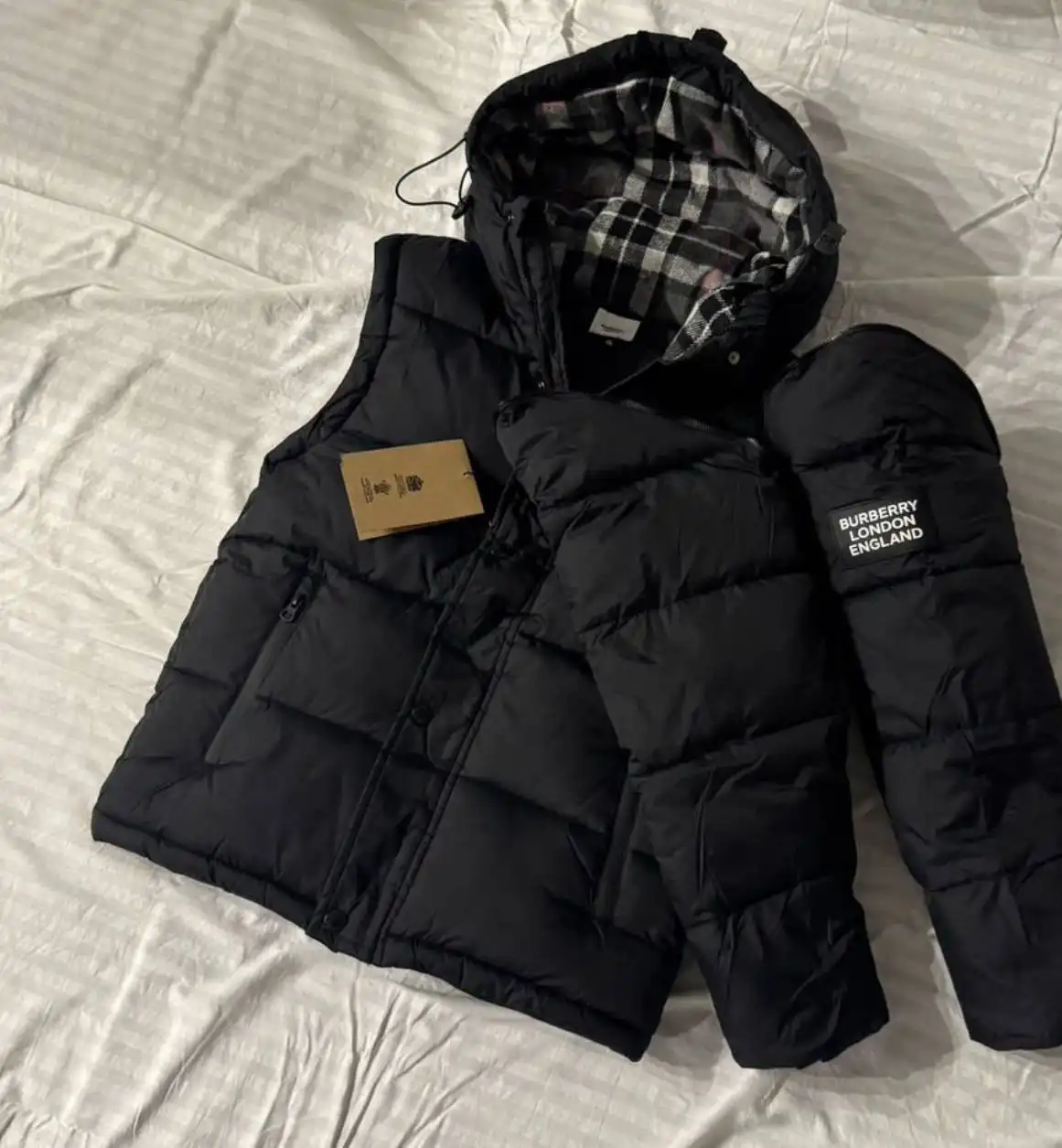 Пуховик Burberry размер L - Верхняя одежда (Одежда) в Екатеринбург