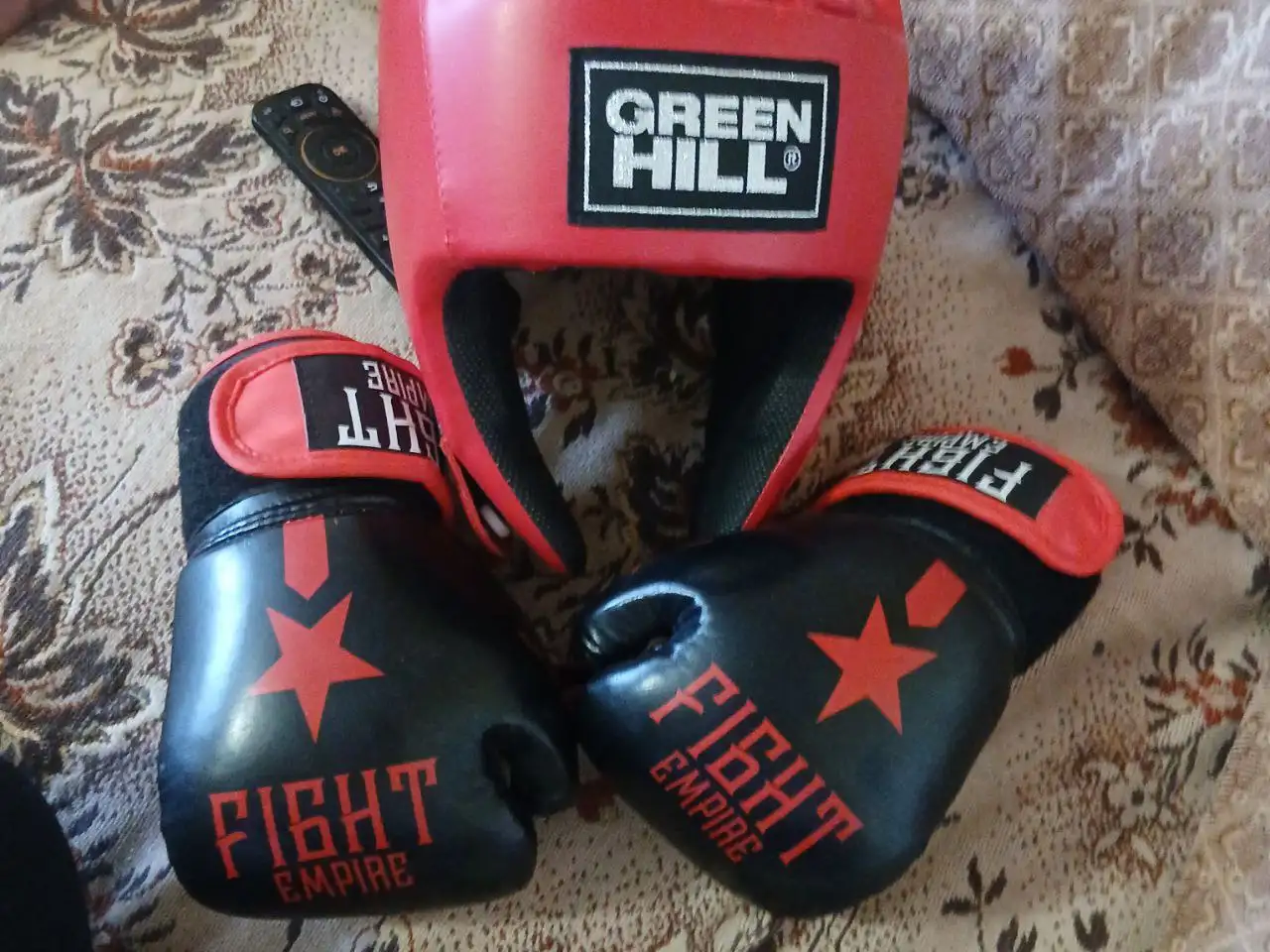Детские перчатки и шлем боксерские - Спортивные товары (Барахолка) в Екатеринбург