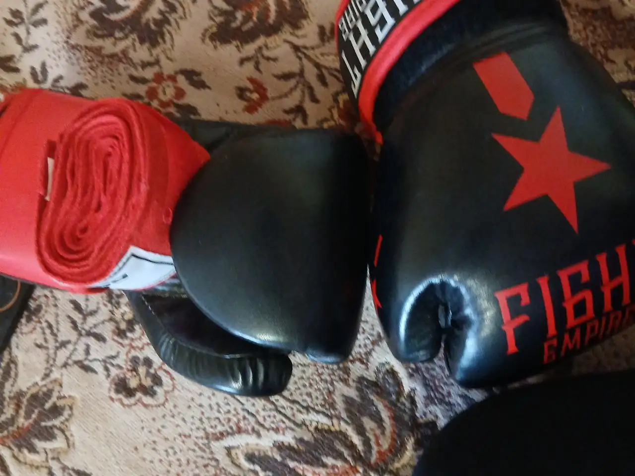Детские перчатки и шлем боксерские - Спортивные товары (Барахолка) в Екатеринбург