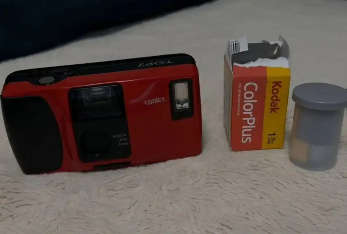 Продам пленочный фотоаппарат Konica с пленками - Фототехника (Электроника) в Екатеринбург