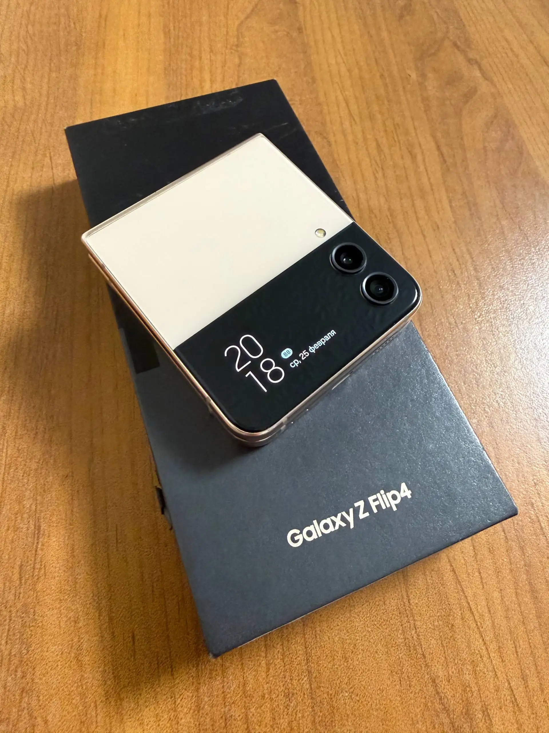 Samsung Galaxy Z Flip4 256 ГБ в хорошем состоянии - Смартфоны (Электроника) в Екатеринбург