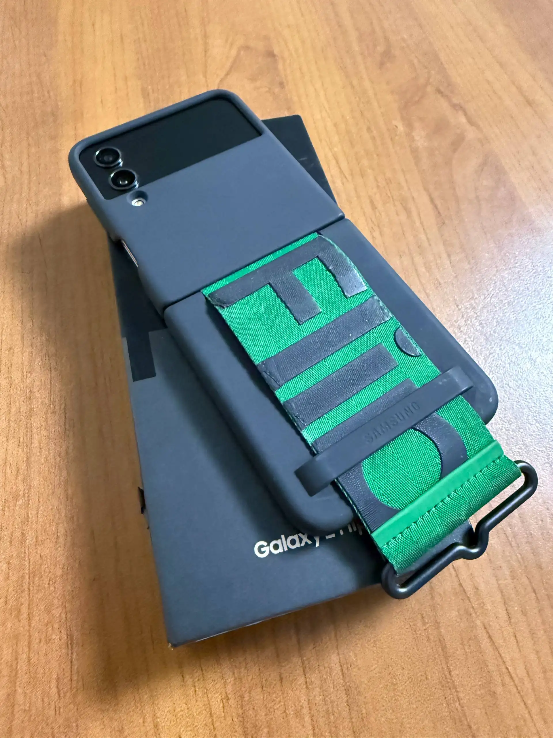 Samsung Galaxy Z Flip4 256 ГБ в хорошем состоянии - Смартфоны (Электроника) в Екатеринбург