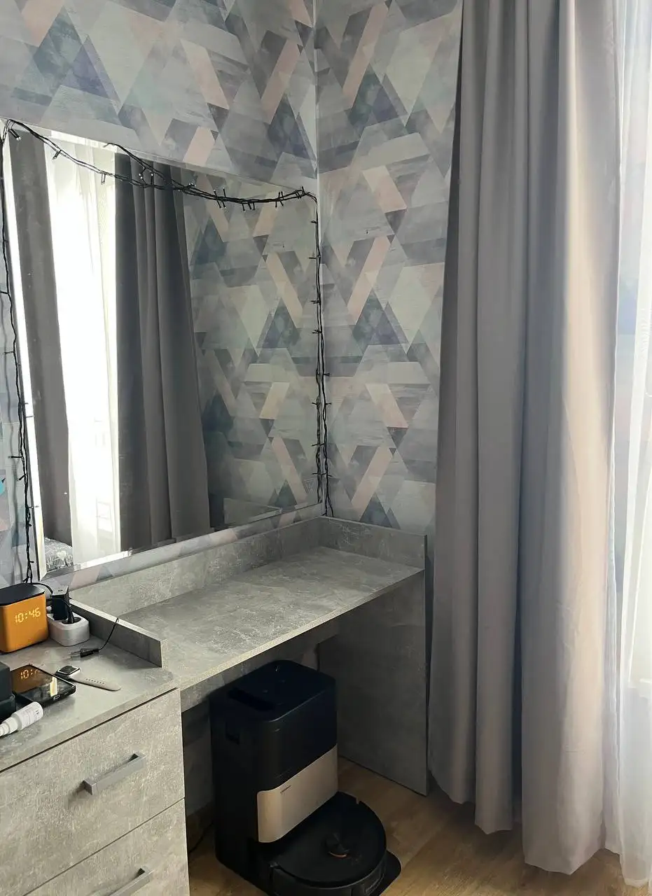 Туалетный столик с зеркалом 100x100 см - Мебель (Для дома и дачи) в Екатеринбург