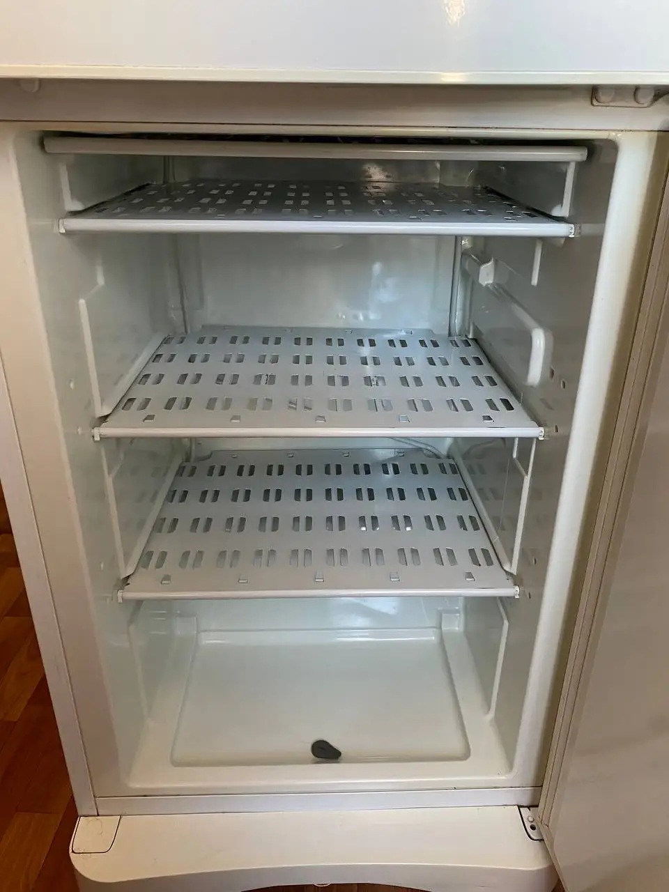 Холодильник с неработающей верхней частью - Холодильники (Барахолка) в Екатеринбург