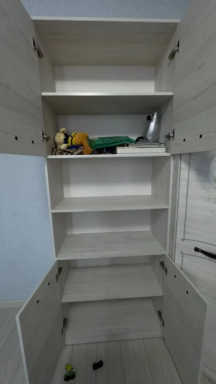 Продам угловой шкаф и кровать - Мебель (Барахолка) в Прохладный