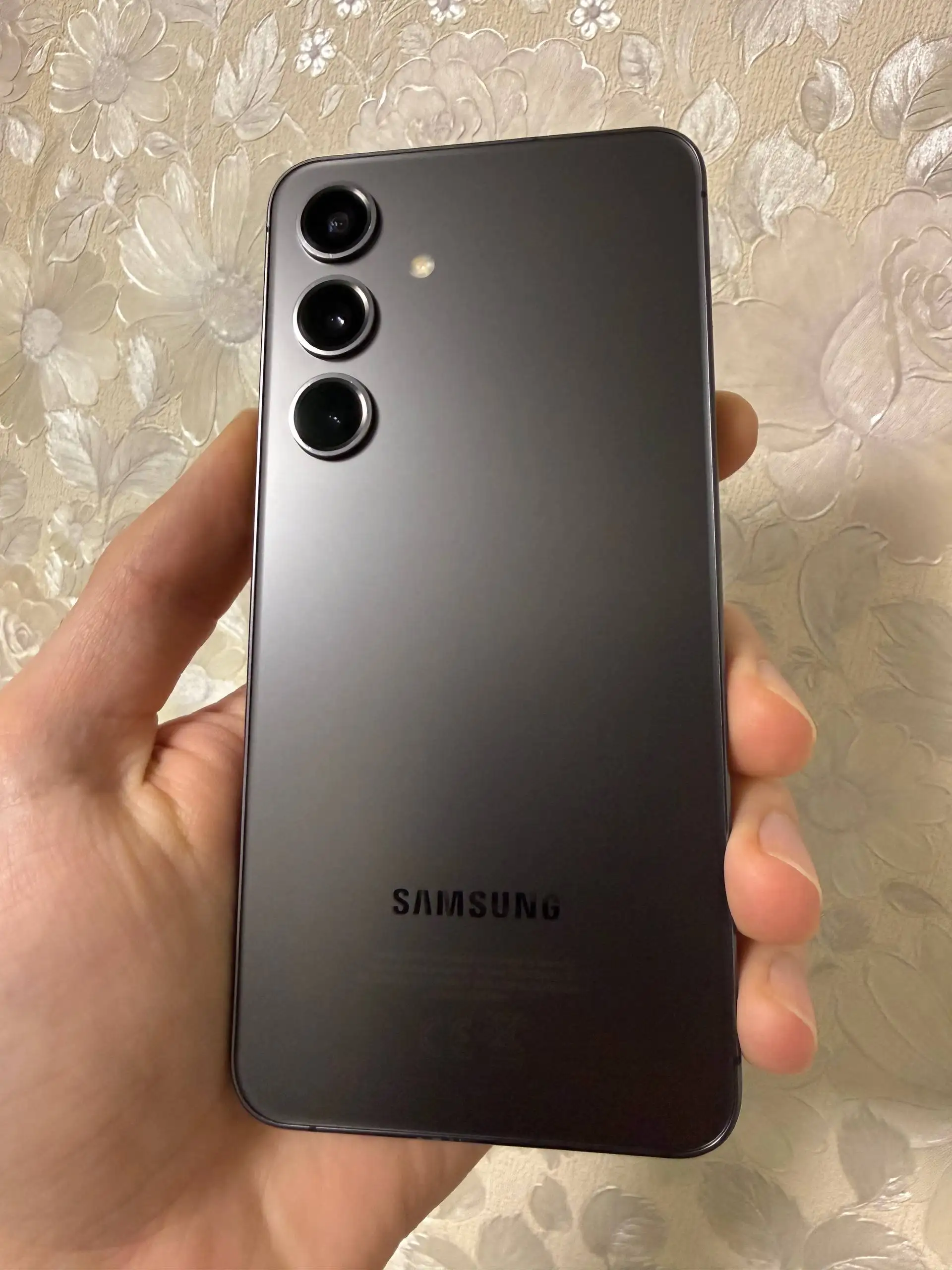 Samsung Galaxy S24 128 ГБ с чехлом - Смартфоны (Электроника) в Екатеринбург