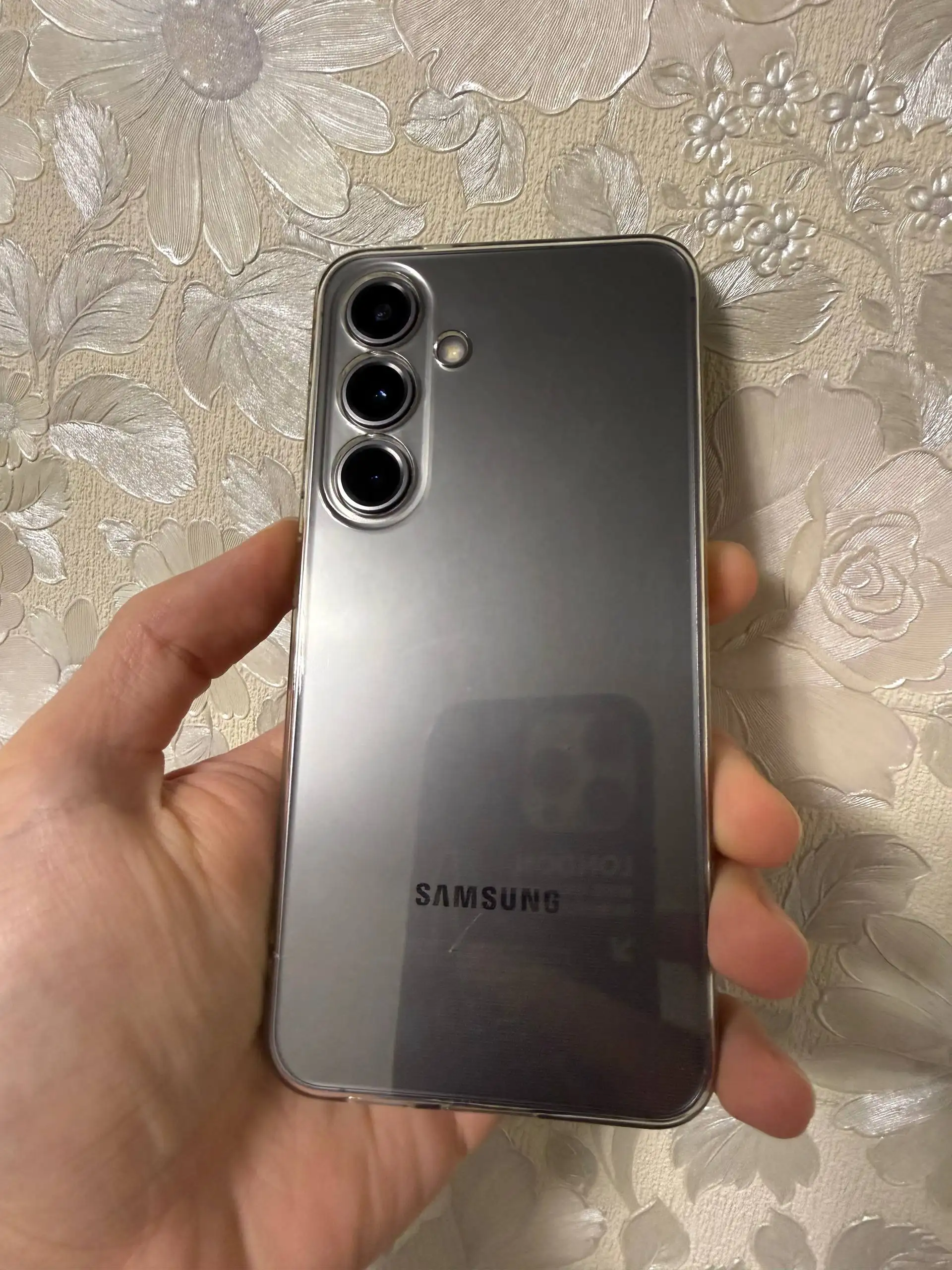 Samsung Galaxy S24 128 ГБ с чехлом - Смартфоны (Электроника) в Екатеринбург