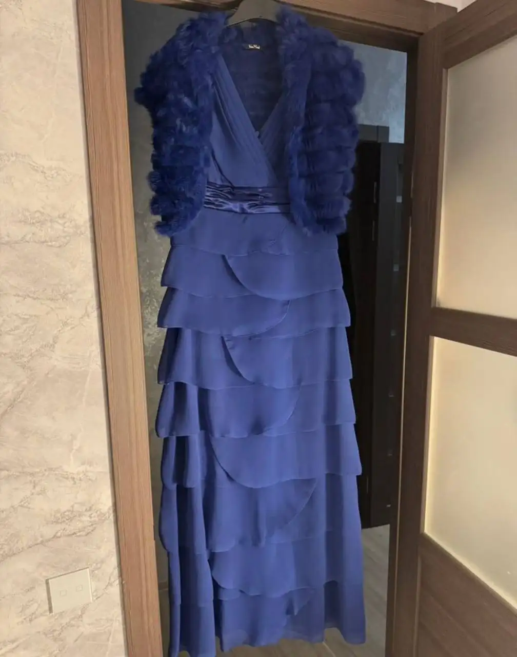 Вечернее платье Vera Mont с меховой накидкой - Вечерние платья (Одежда) в Екатеринбург