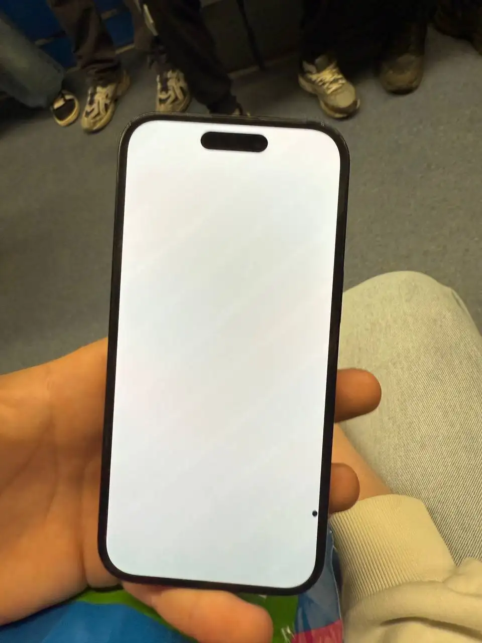 iPhone 15 с битым пикселем и царапинами - Смартфоны (Электроника) в Екатеринбург