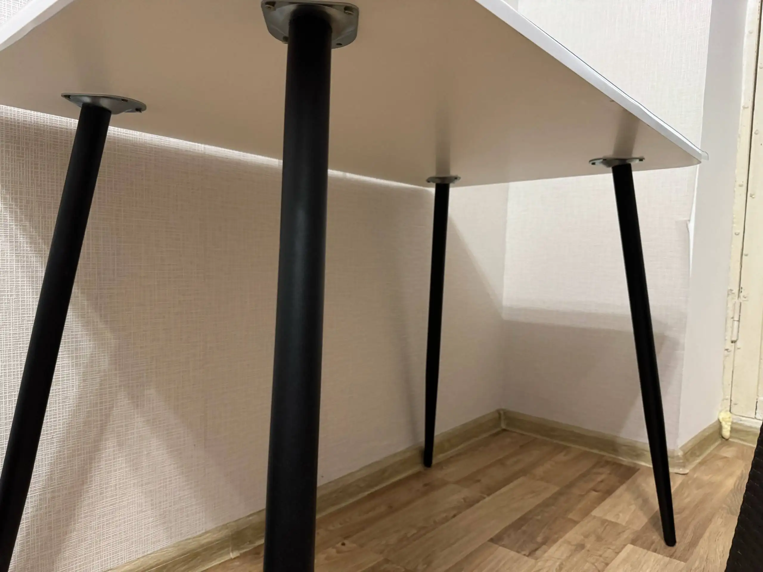 Стол с царапинами - Мебель (Барахолка) в Екатеринбург