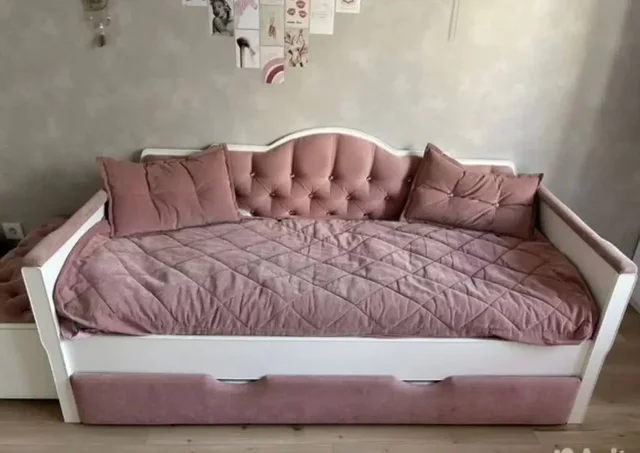 Продам детскую кровать для девочки с матрасами и банкеткой - Детская мебель в Екатеринбург