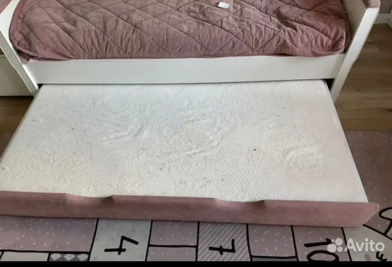 Продам детскую кровать для девочки с матрасами и банкеткой - Мебель (Товары для детей) в Екатеринбург