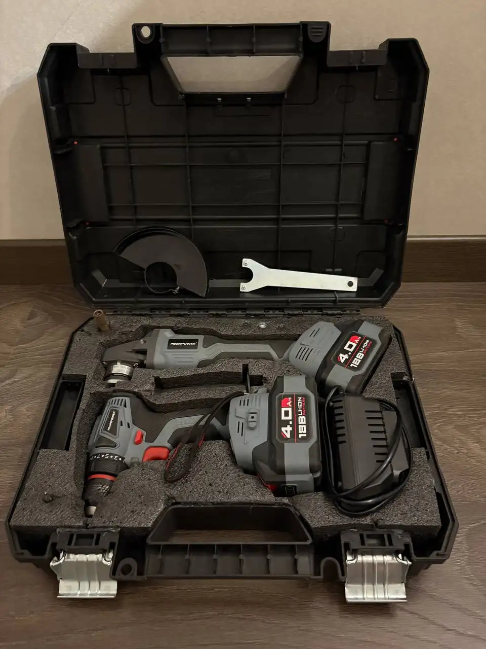 Продам аккумуляторный набор инструментов с гарантией - Электроинструменты (Инструменты) в Екатеринбург