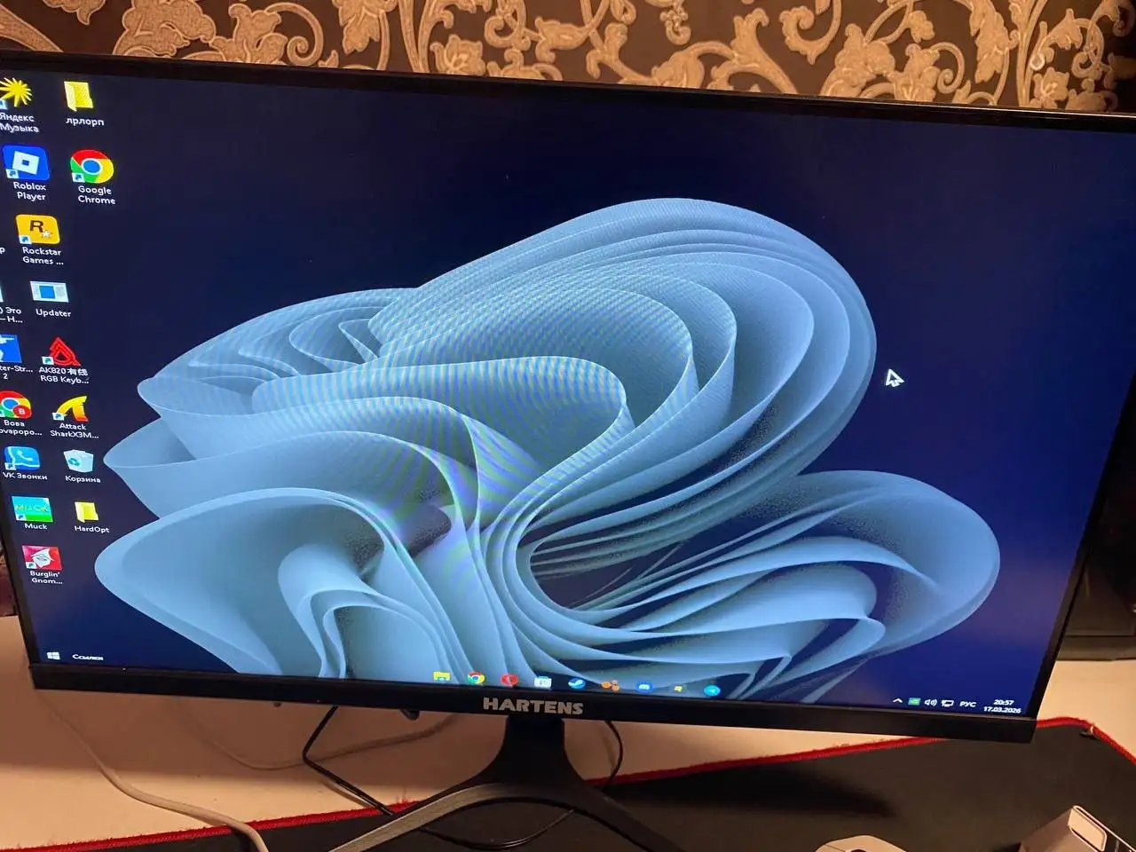 Игровой комплект ПК с монитором, наушниками, мышкой, клавиатурой, ковриком, столом и рулем - Барахолка в Екатеринбург