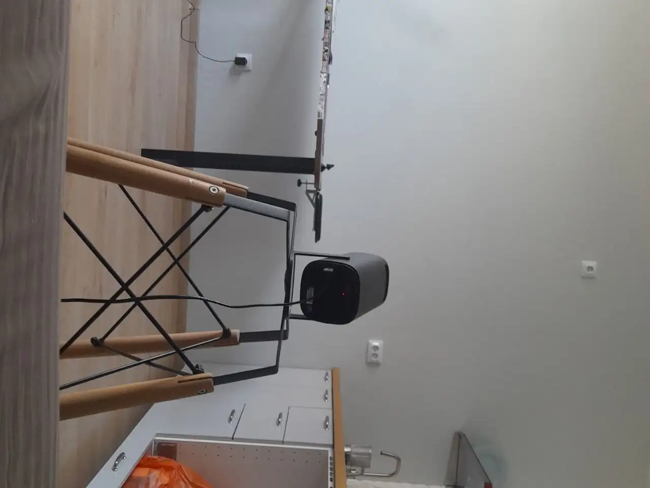 Проектор и стол - Электроника в Екатеринбург