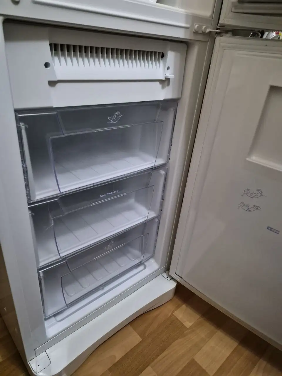 Холодильник Indesit с неисправной морозилкой - Крупная бытовая техника (Для дома и дачи) в Екатеринбург