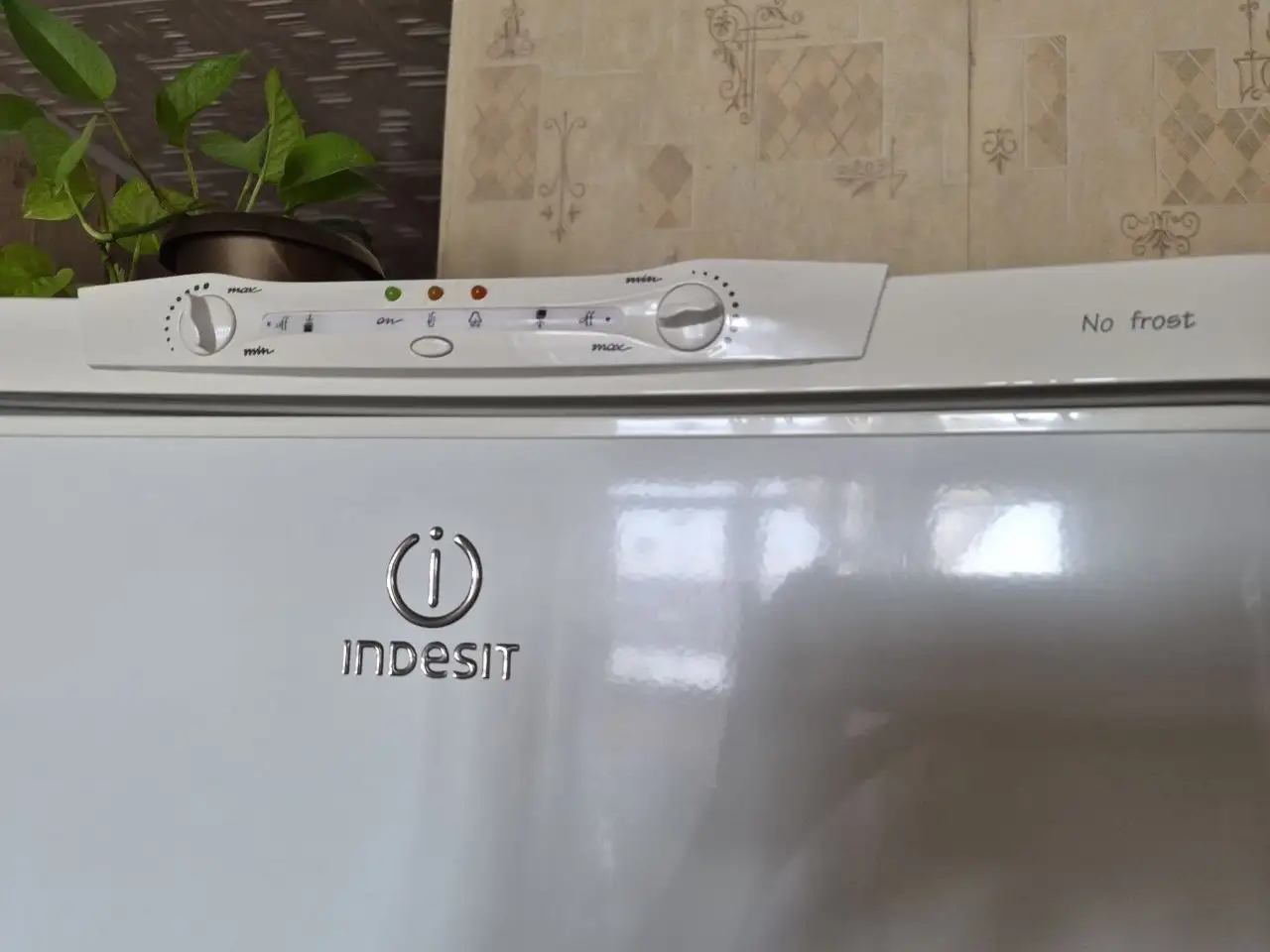 Холодильник Indesit с неисправной морозилкой - Крупная бытовая техника (Для дома и дачи) в Екатеринбург