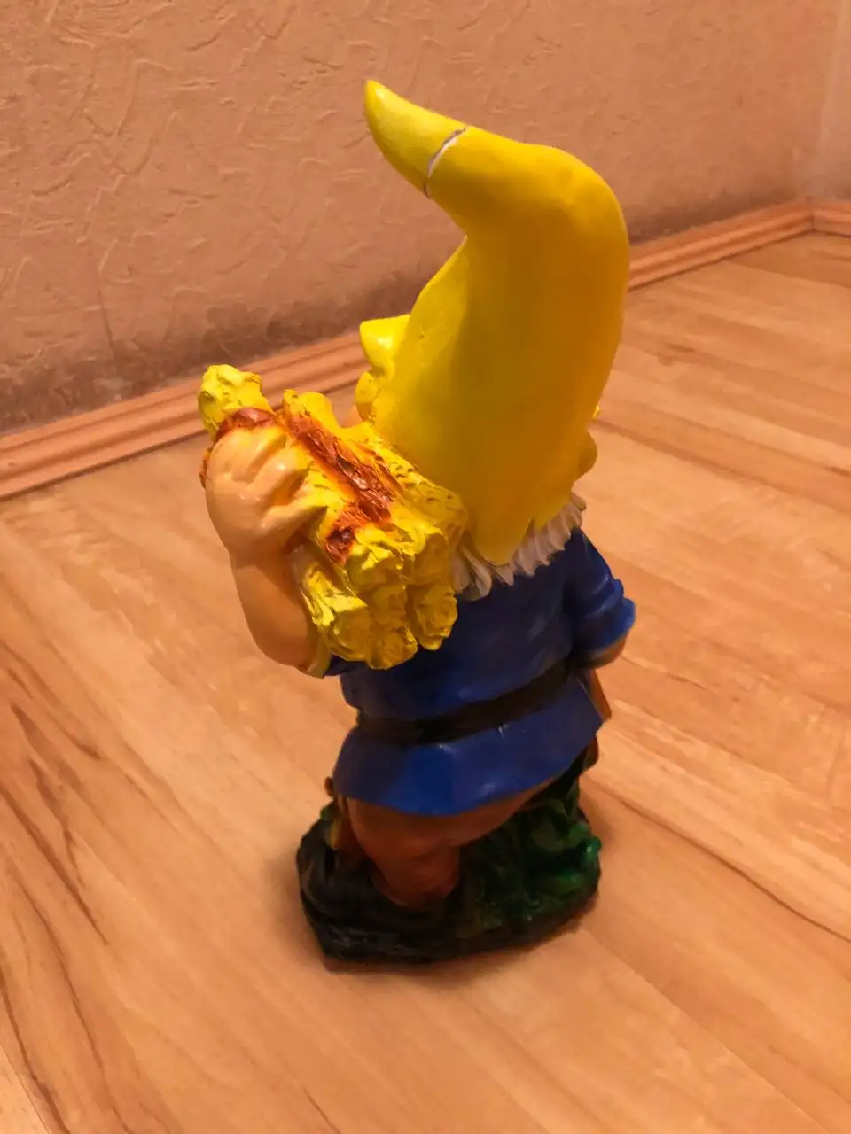 Статуэтка гном с трещиной на шляпе - Сувениры (Барахолка) в Екатеринбург