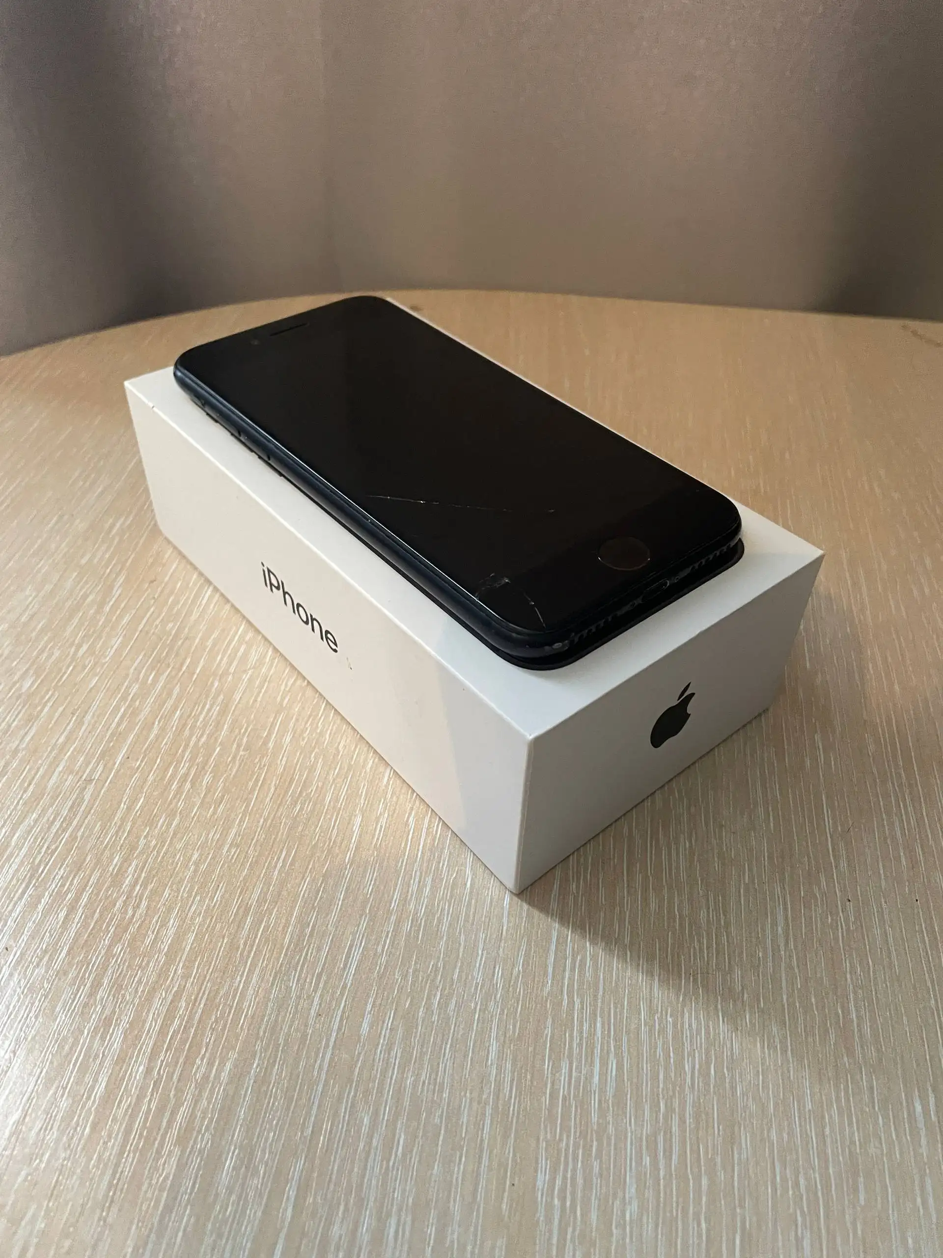 iPhone SE 2020 64ГБ с незначительными дефектами - Смартфоны (Электроника) в Екатеринбург