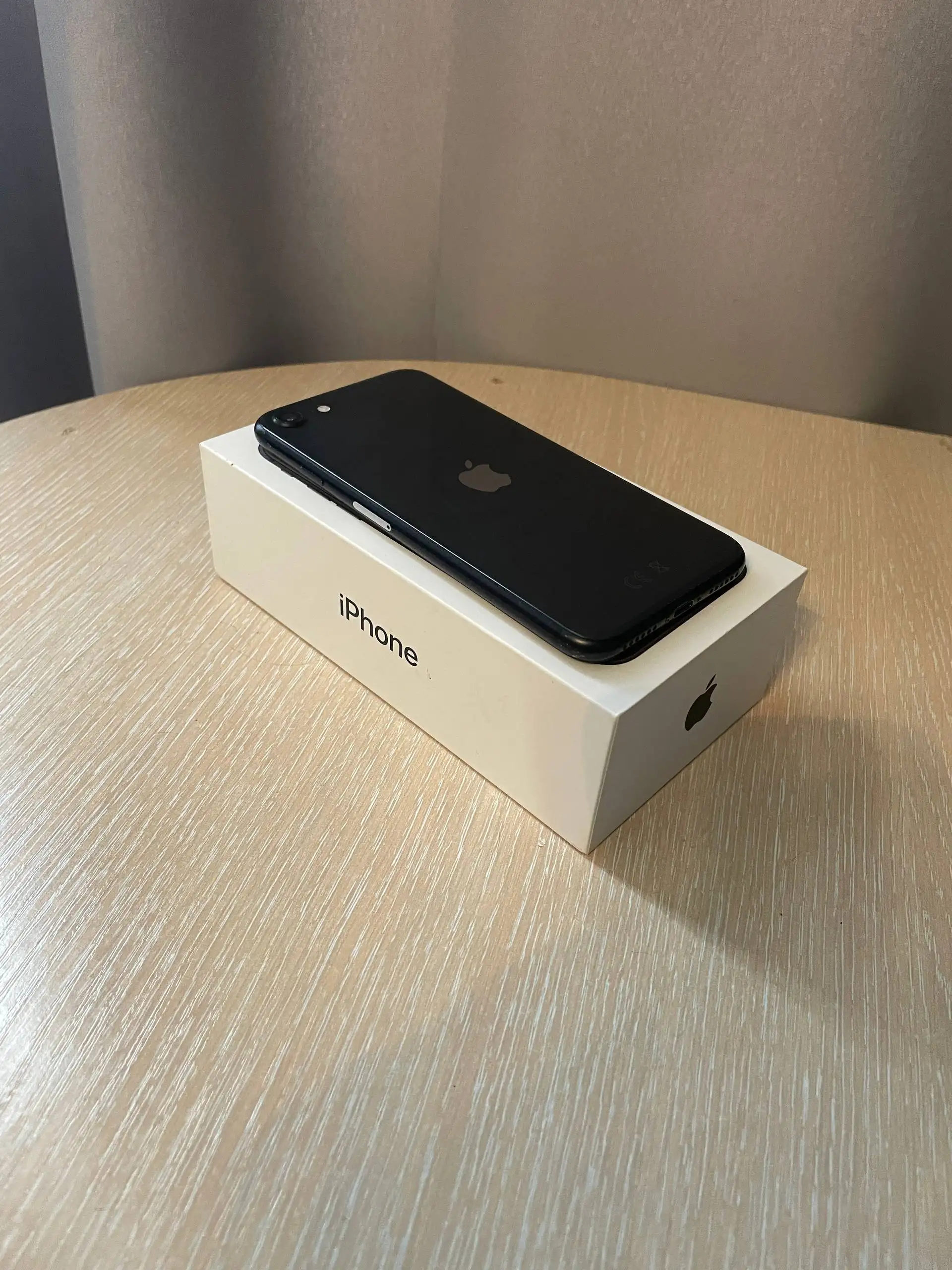 iPhone SE 2020 64ГБ с незначительными дефектами - Смартфоны (Электроника) в Екатеринбург