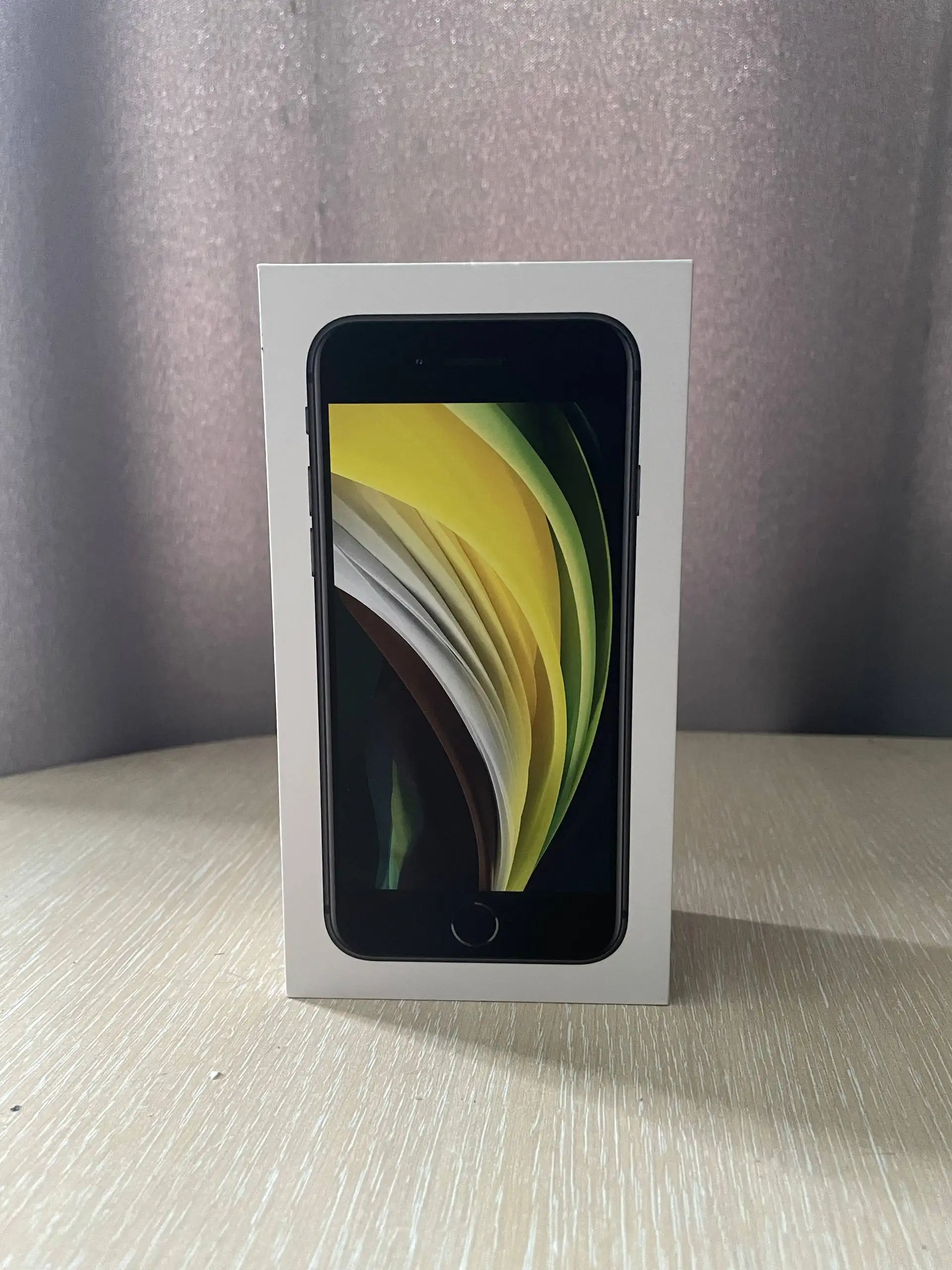 iPhone SE 2020 64ГБ с незначительными дефектами - Смартфоны (Электроника) в Екатеринбург