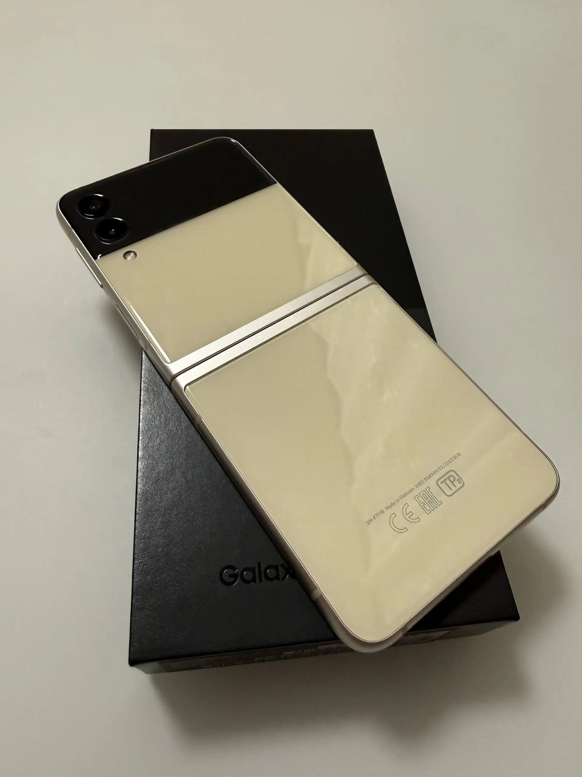 Samsung Galaxy Z Flip3 5G 256 ГБ в отличном состоянии - Смартфоны (Электроника) в Екатеринбург