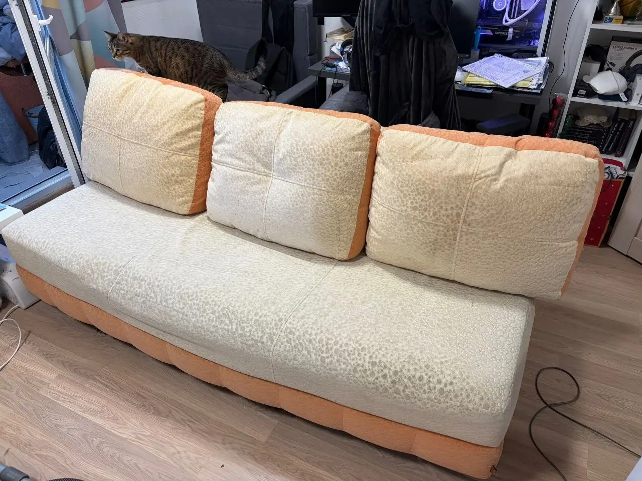 Продажа дивана-кровати с подушками - Мебель (Барахолка) в Екатеринбург