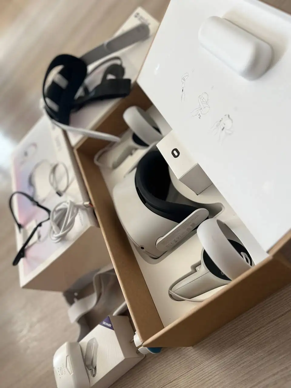 VR шлем Oculus Quest 2 128GB с полным комплектом - VR шлемы (Электроника) в Екатеринбург