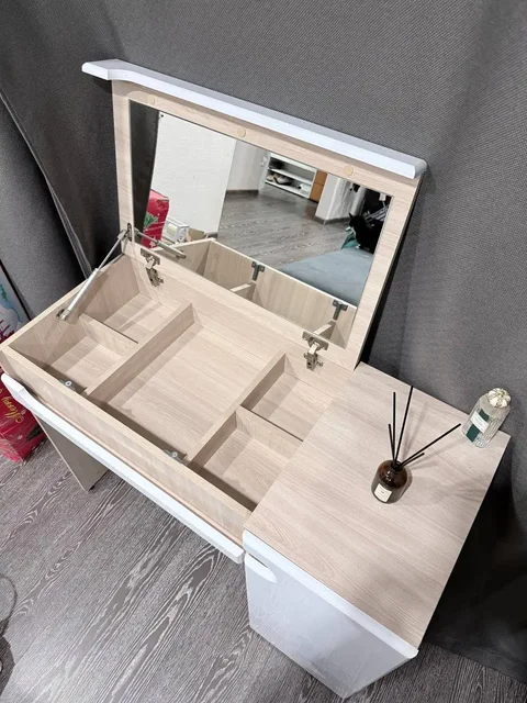 Туалетный стол в отличном состоянии - Цифровые товары в Екатеринбург