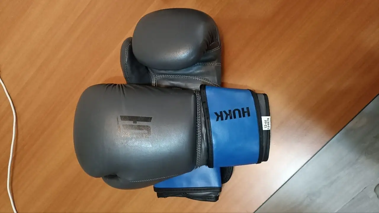 Продам боксерские перчатки и бинты - Спорт (Хобби и отдых) в Екатеринбург