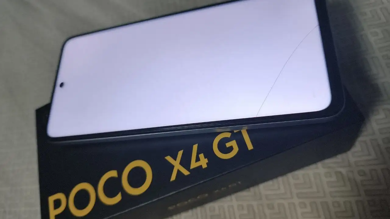Продам Poco X4 GT 8/256G с небольшим дефектом экрана - Телефоны (Электроника) в Екатеринбург