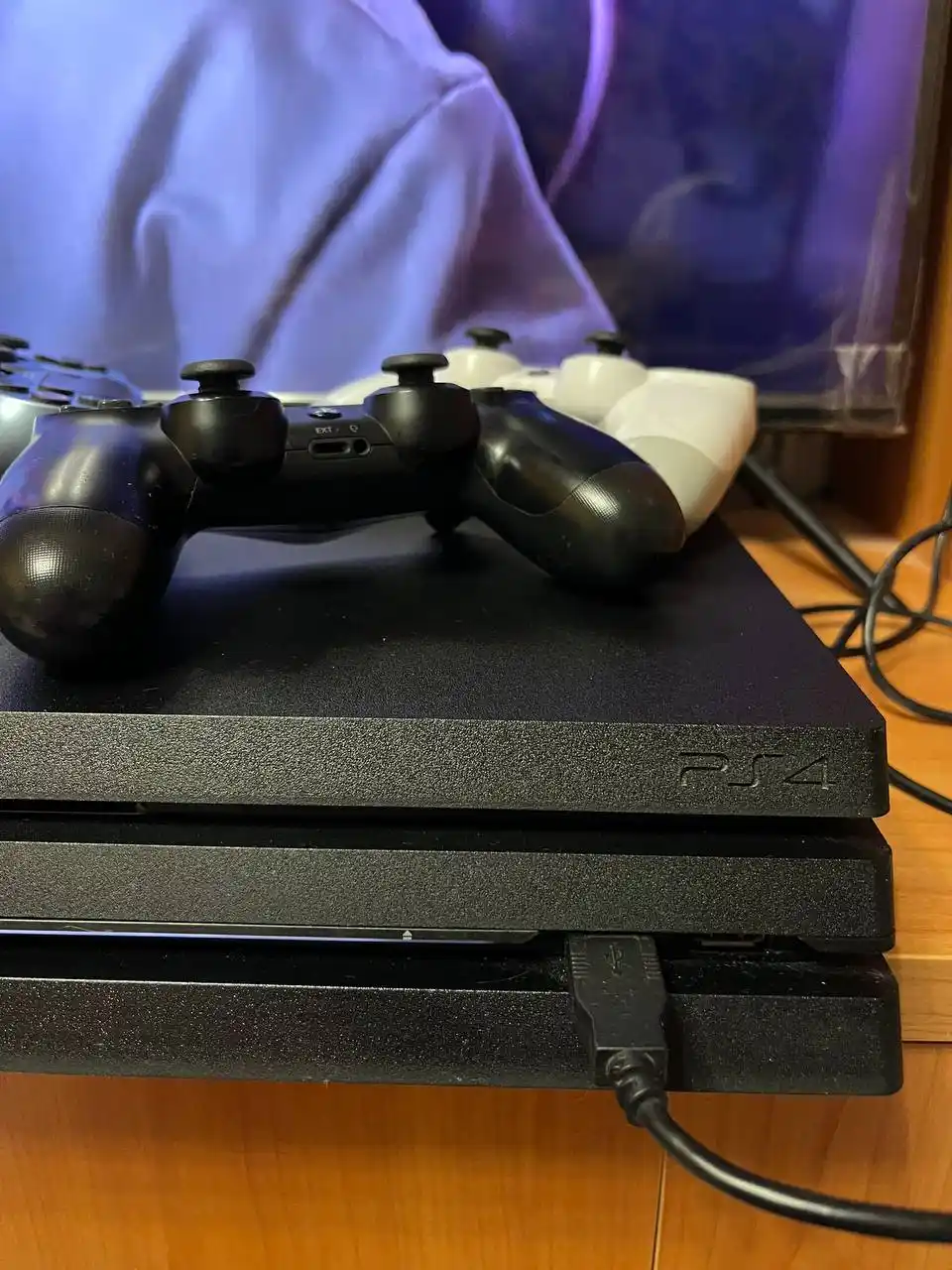 Продам Sony PlayStation 4 Pro 1TB с играми