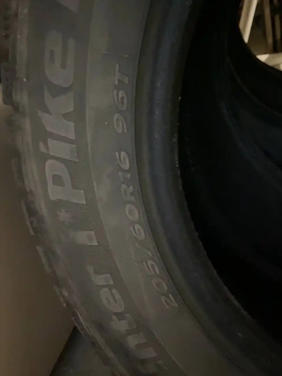 Продам зимние шипованные шины Hankook