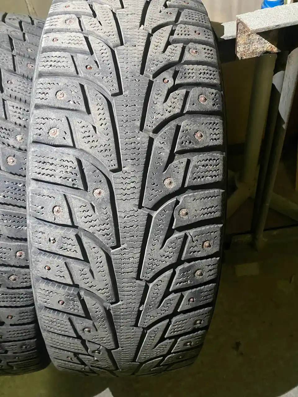 Продам зимние шипованные шины Hankook